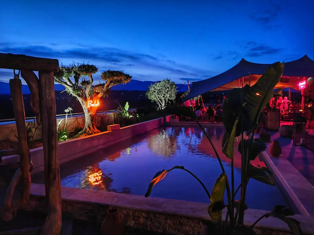 la merveilleuse piscine du beldi rooftop lounge l'ete dernier. pendant combien de temps allons nous encore remplir les piscines de la cote d'azur avec de l'eau potable?