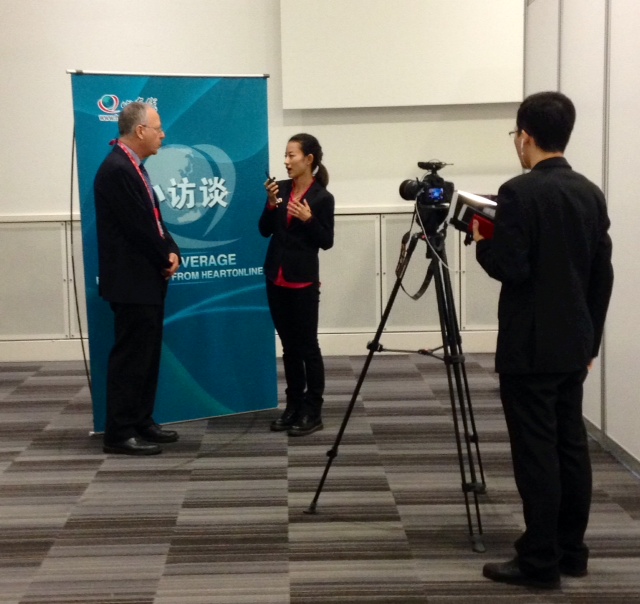 gestion des relations presse au congres de l'esc. ici une journaliste asiatique interviewe un porte-parole europeen pour avoir son point de vue