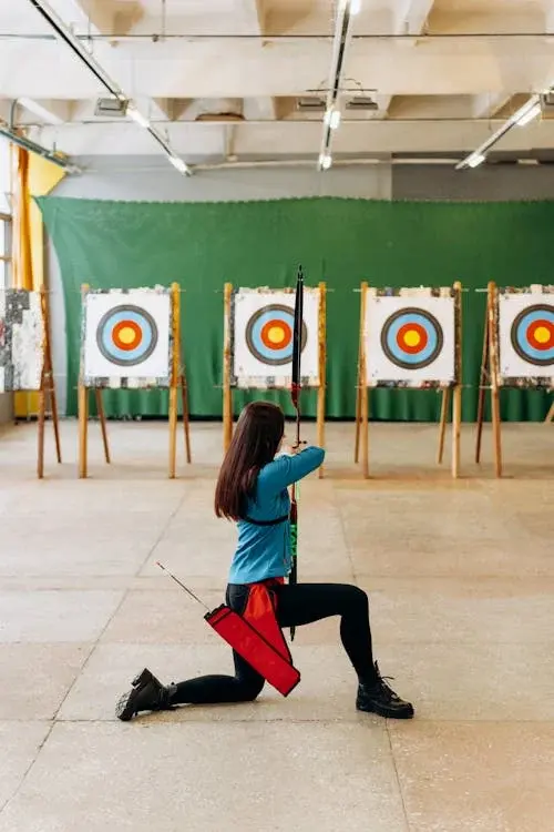 photo d'une femme en train de tirer a l'arc pour illustrer comment toucher sa cible en matiere de marketing digital