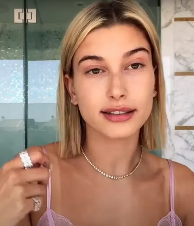 arret sur image d'une video d'hailey bieber qui prodige ses conseils de bronzage californien fake