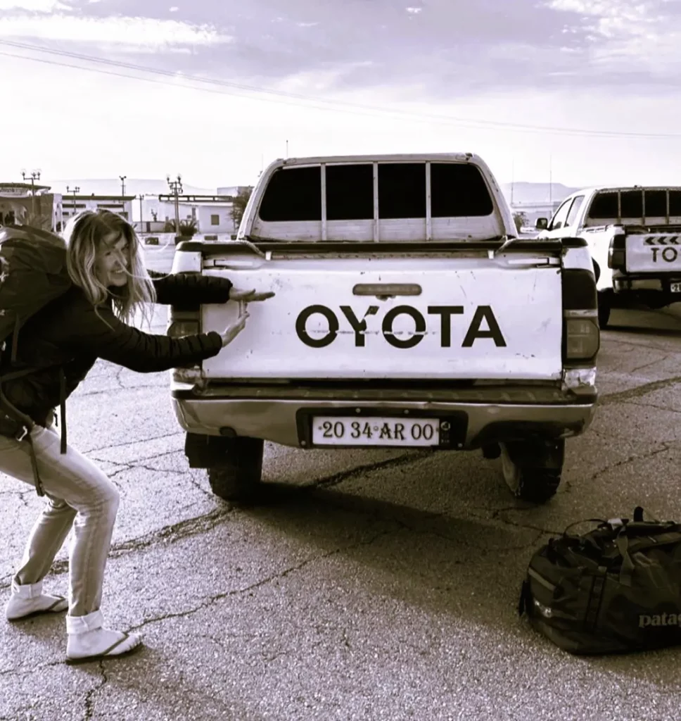 cette photo de l'auteur en train de rajouter un T sur l'arriere d'un 4x4 toyota a l'aeroport d'atar en mauritanie illustre son niveau d'attention au detail