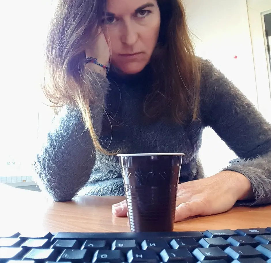 selfie mélancolique d'une salariee devant son PC pour illustrer l'article sur les etiquettes injustes dans le monde professionnel et les méfaits des jugements hatifs en entreprise