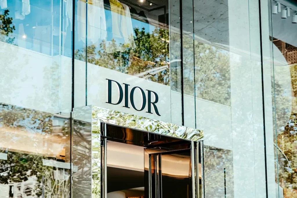 photo d'un magasin dior prise de la rue, credit photo matias reding